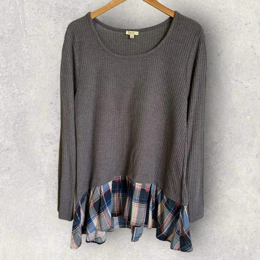 Kori America Women’s Medium Waffle Tunic Top Plaid Ruffle Trim Grey Scoop Neck M